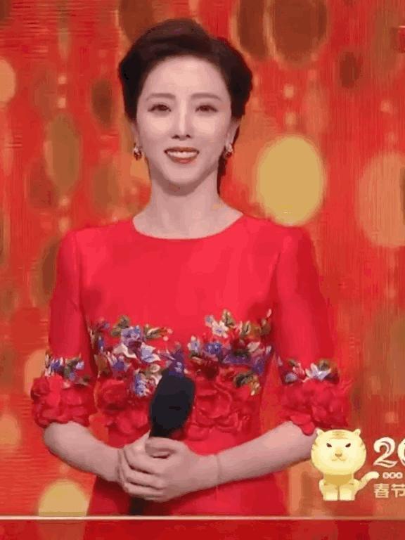 李思思央视辞职后露面：优雅大方出镜却引争议