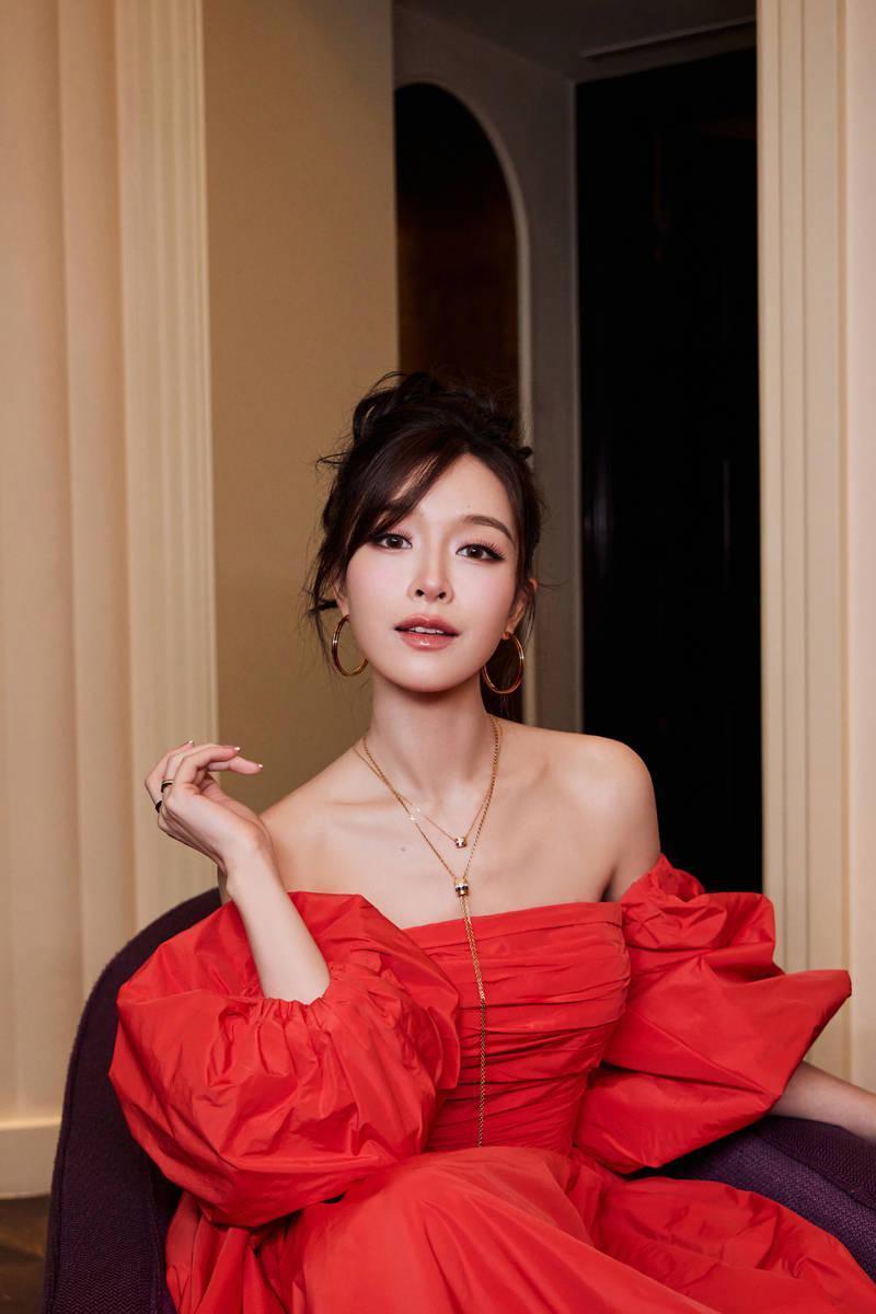 文咏珊穿超大红裙 化身甜美童话公主