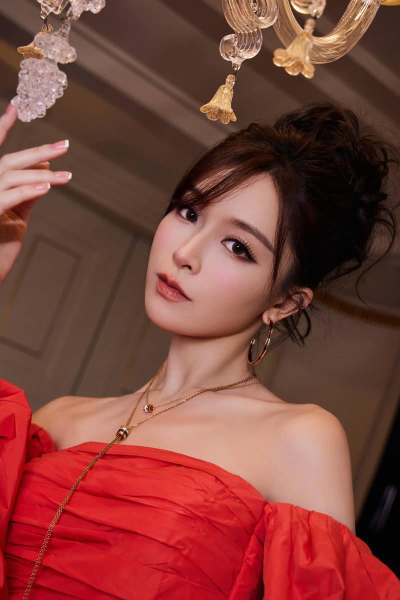 文咏珊穿超大红裙 化身甜美童话公主