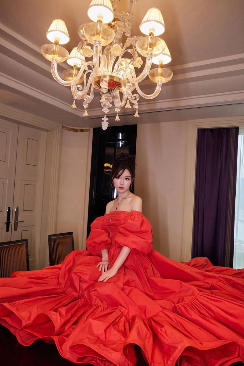文咏珊穿超大红裙 化身甜美童话公主