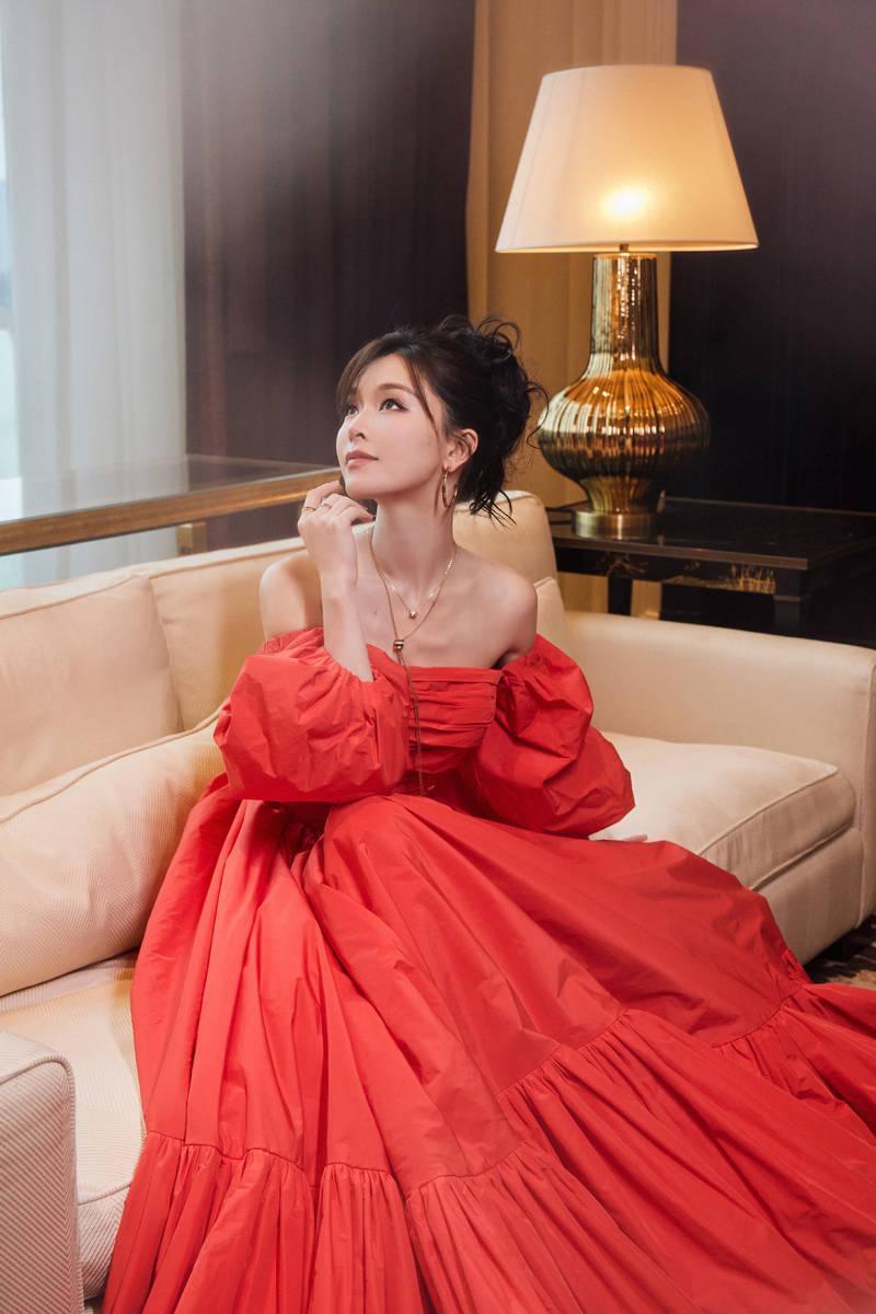 文咏珊穿超大红裙 化身甜美童话公主