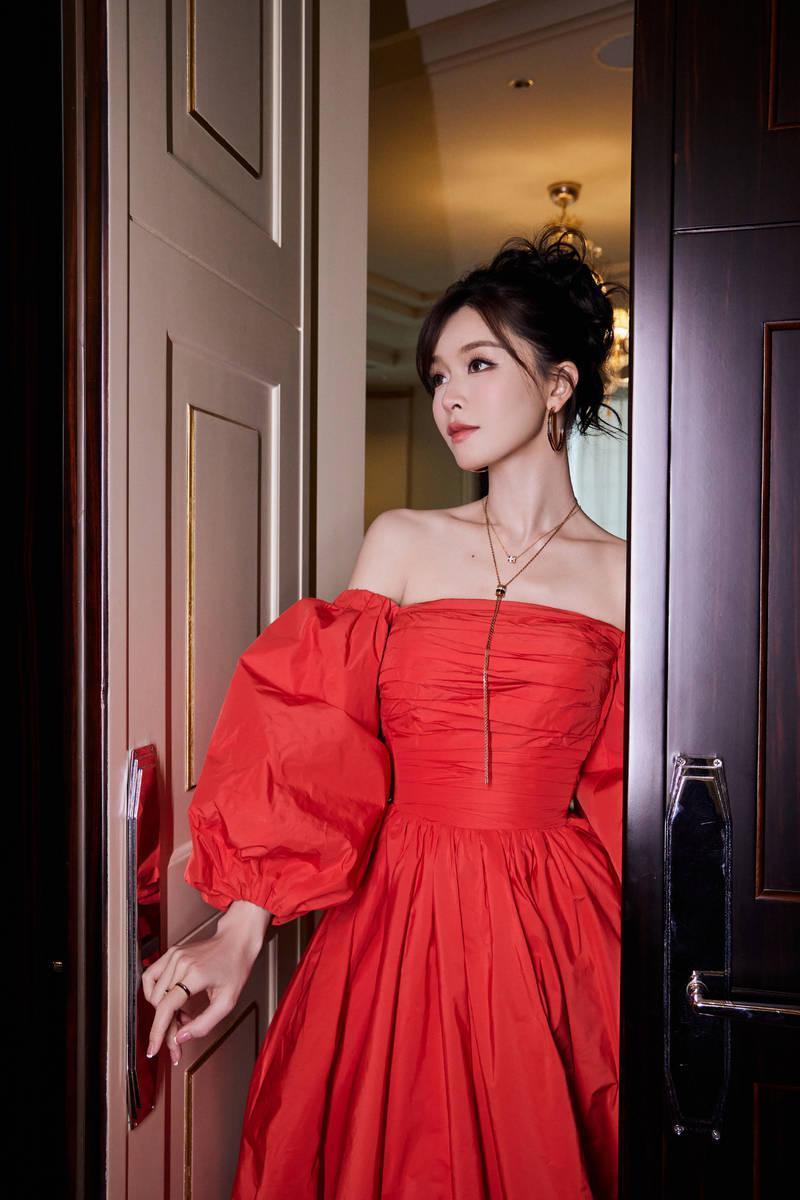 文咏珊穿超大红裙 化身甜美童话公主