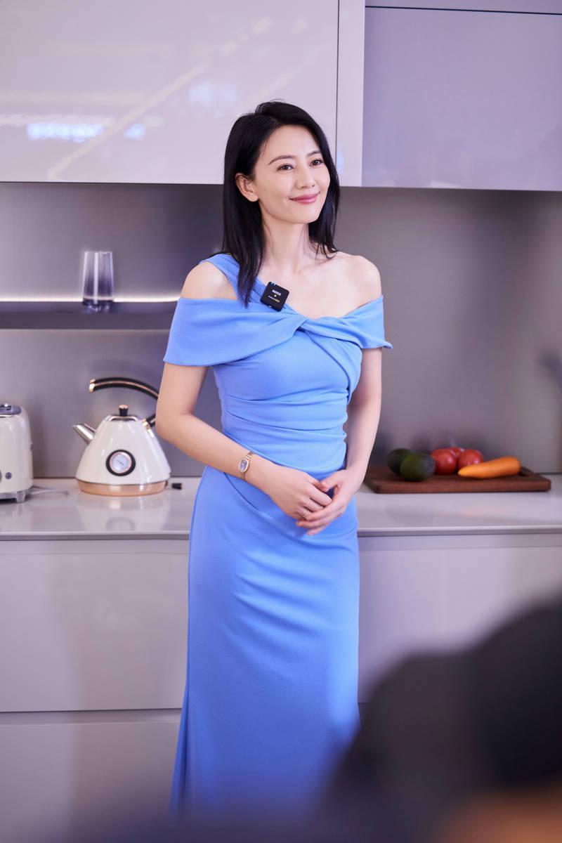 高圆圆身穿蓝色露肩礼服 招牌笑容甜美治愈