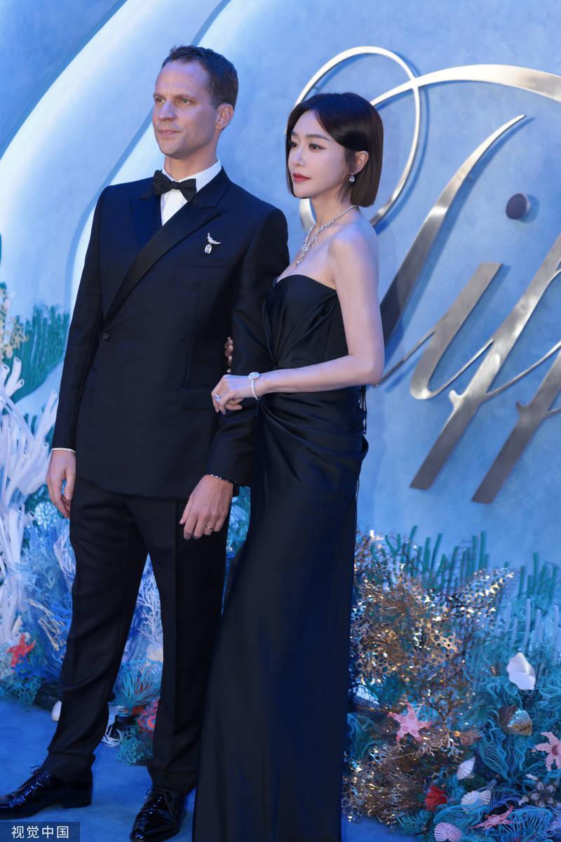 秦岚身穿黑色紧身抹胸裙 秀完美肩颈线条