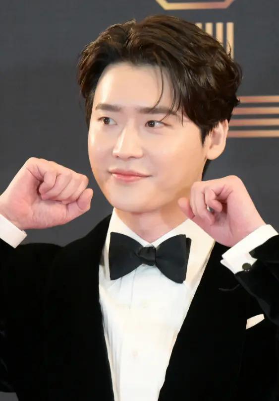 这是突然换了个头啊