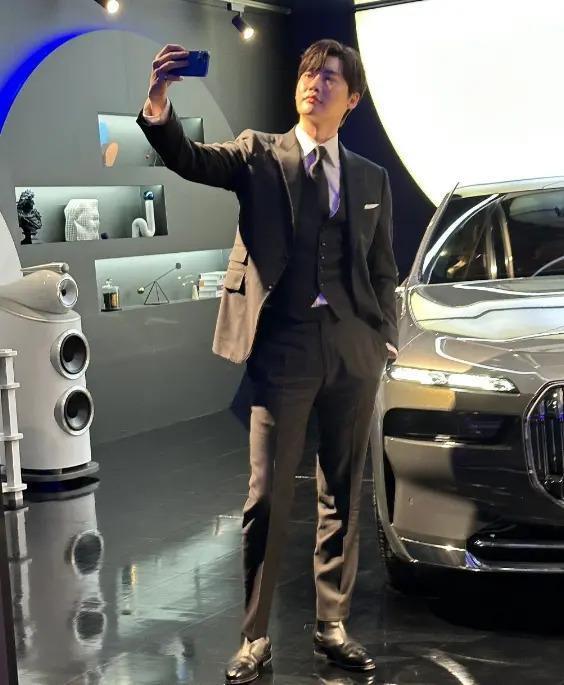 这是突然换了个头啊