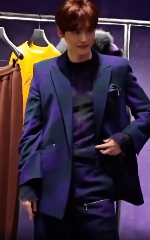 这是突然换了个头啊