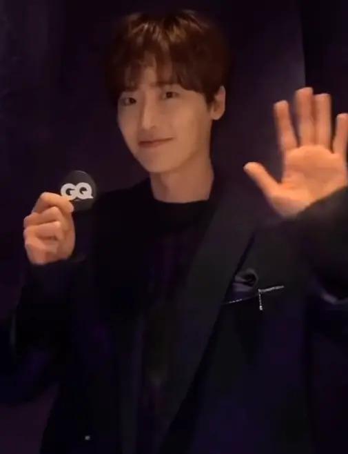 这是突然换了个头啊