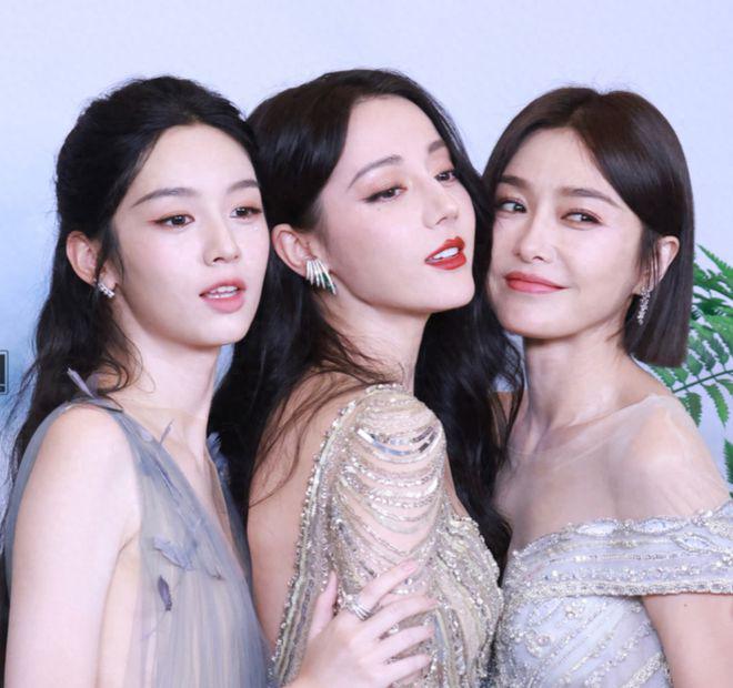 热巴生图曝光太吃亏！与秦岚贴脸合影无年龄优势