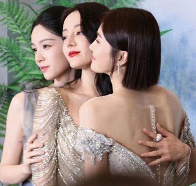 热巴生图曝光太吃亏！与秦岚贴脸合影无年龄优势