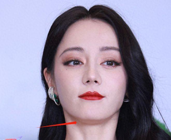 热巴生图曝光太吃亏！与秦岚贴脸合影无年龄优势