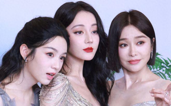 热巴生图曝光太吃亏！与秦岚贴脸合影无年龄优势