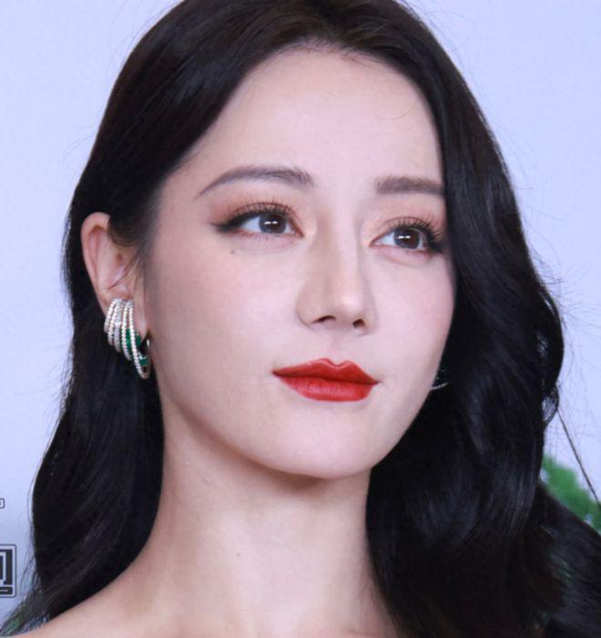 热巴生图曝光太吃亏！与秦岚贴脸合影无年龄优势