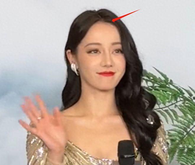 热巴生图曝光太吃亏！与秦岚贴脸合影无年龄优势