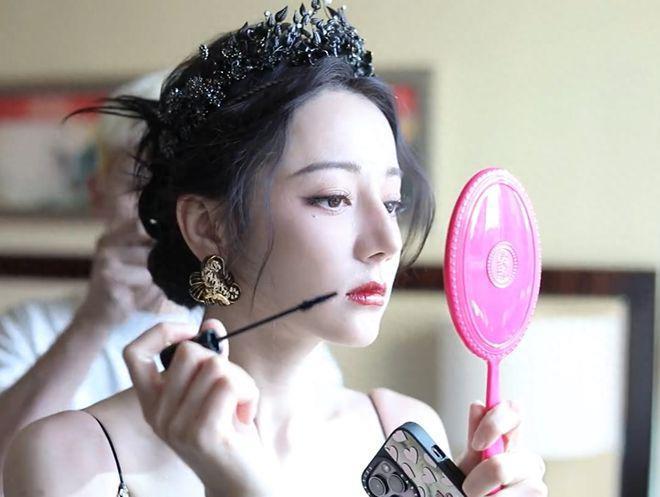 热巴生图曝光太吃亏！与秦岚贴脸合影无年龄优势