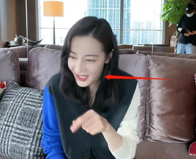 热巴生图曝光太吃亏！与秦岚贴脸合影无年龄优势
