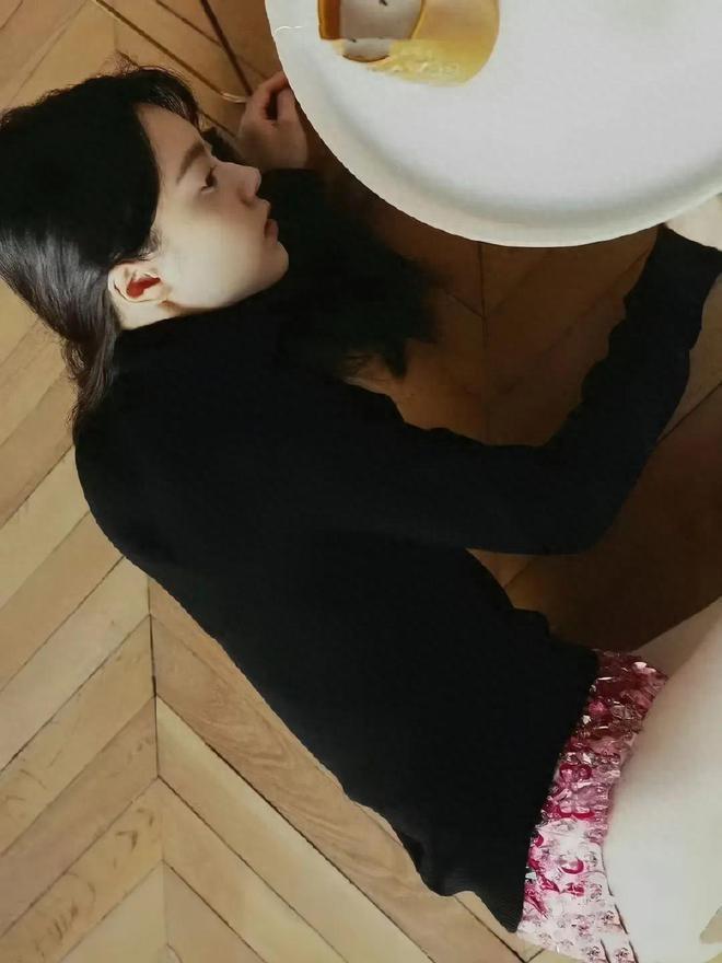 赵今麦最新硬照翻车!4万多镶钻内裤外穿被吐槽