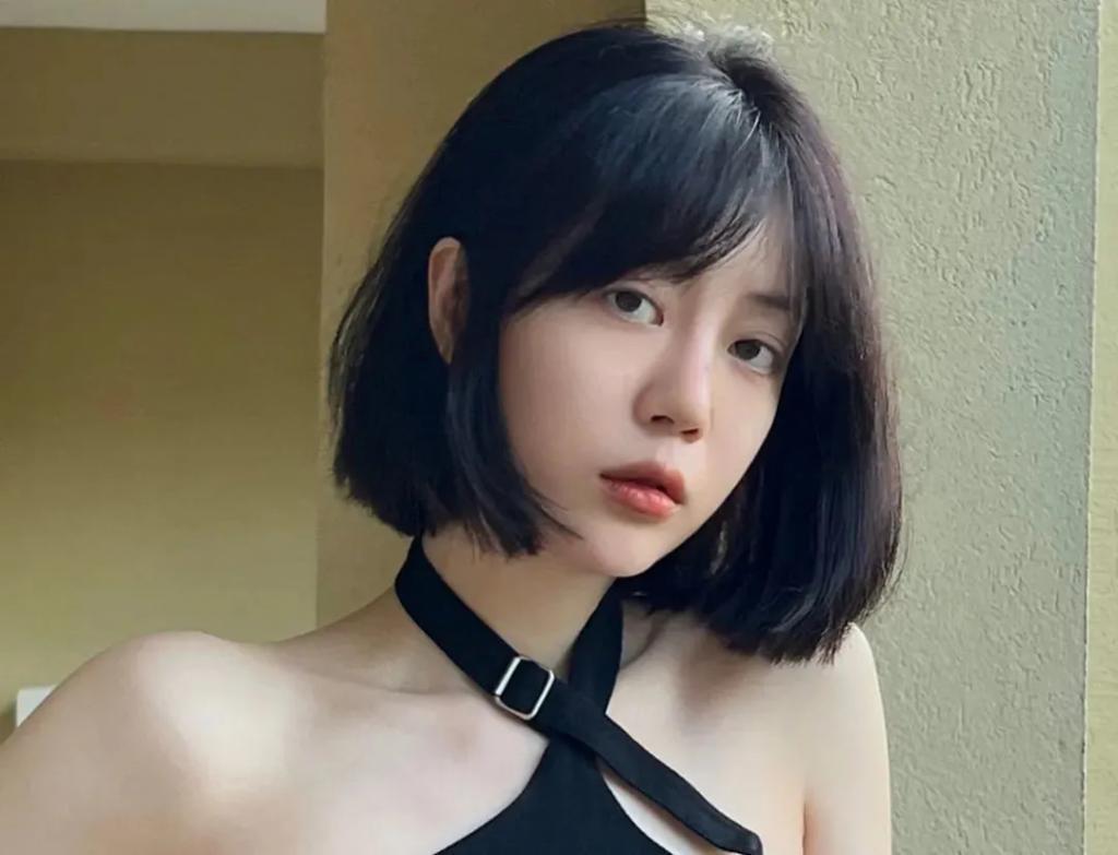 看了10分钟也没认出来是谁……