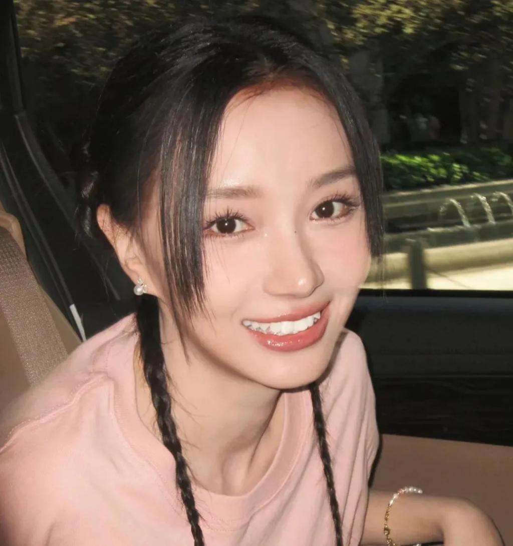 看了10分钟也没认出来是谁……