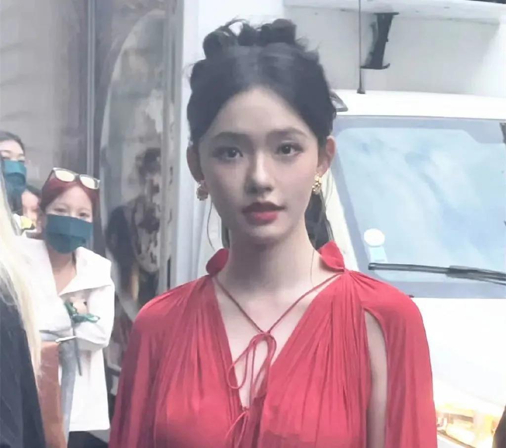 看了10分钟也没认出来是谁……