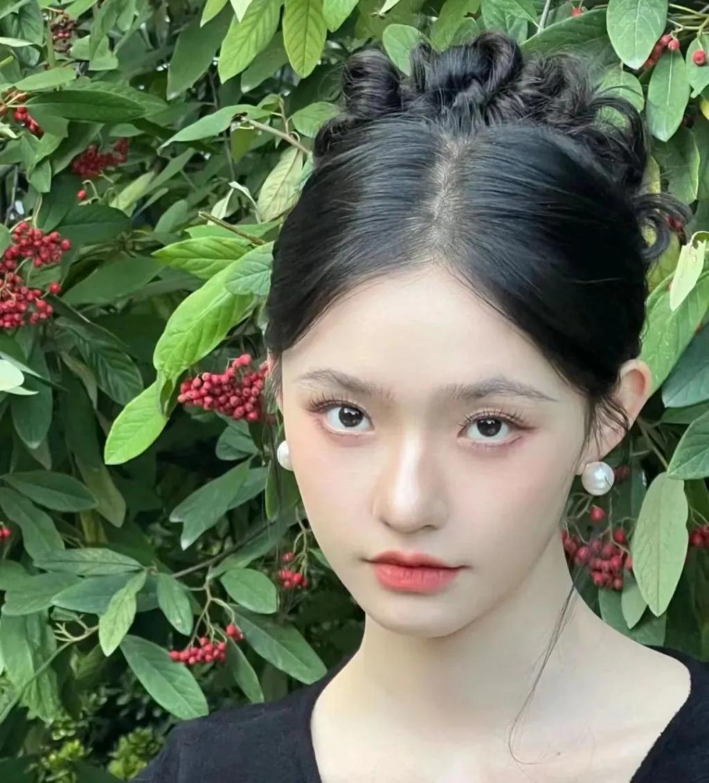 看了10分钟也没认出来是谁……