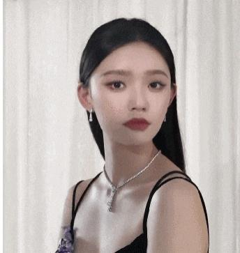 看了10分钟也没认出来是谁……
