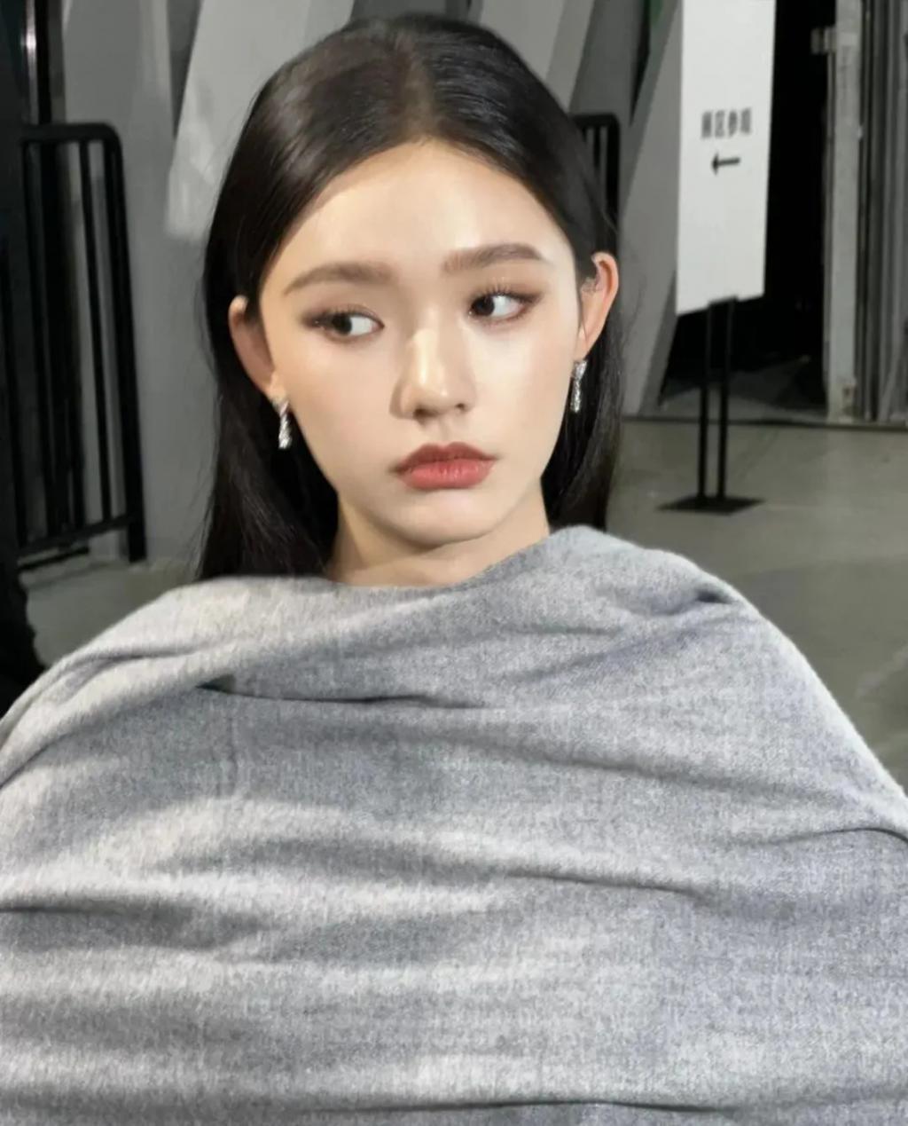 看了10分钟也没认出来是谁……