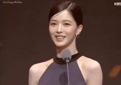 看了10分钟也没认出来是谁……
