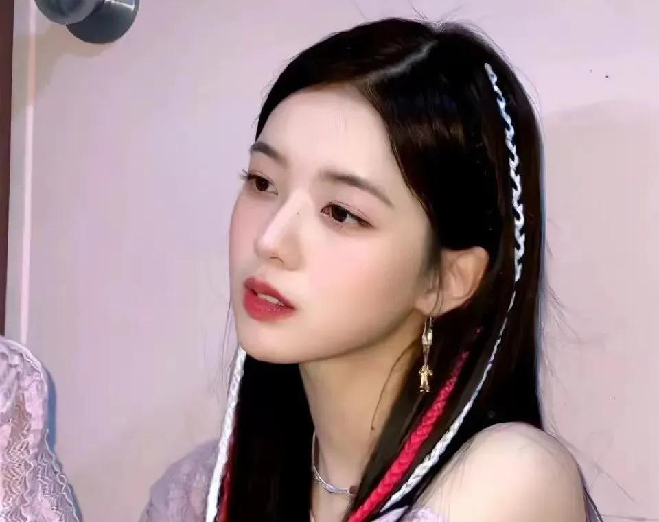 看了10分钟也没认出来是谁……