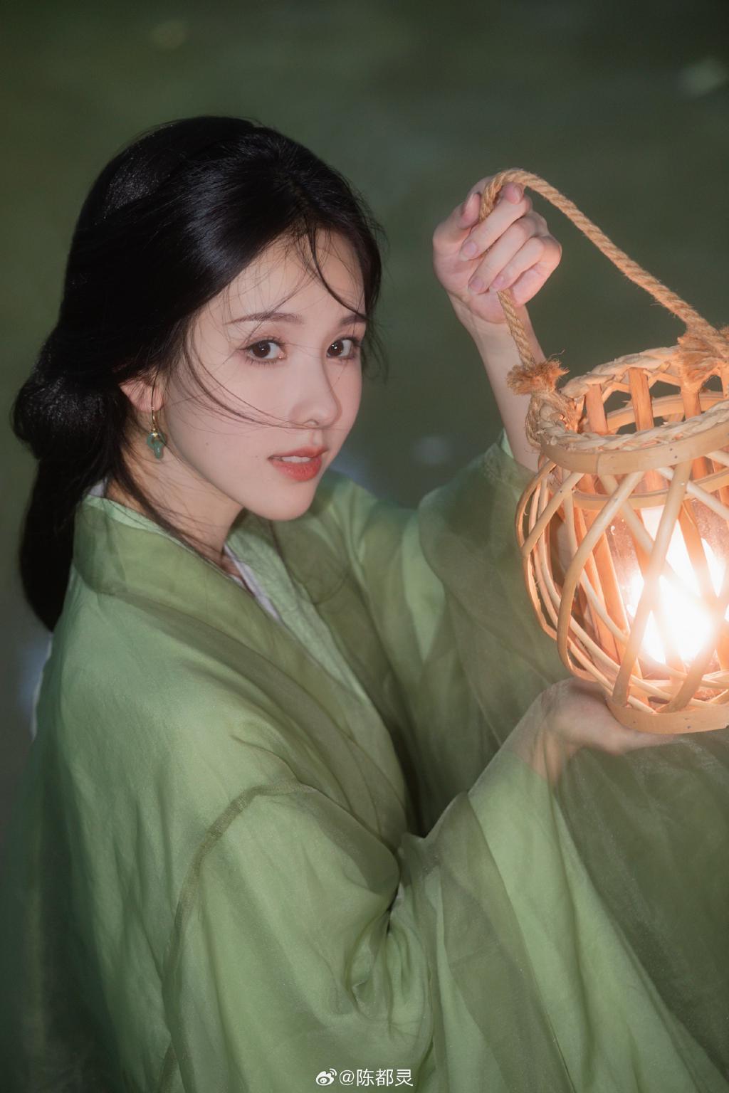 陈都灵穿绿色古装清新淡雅 唇红齿白撩人心
