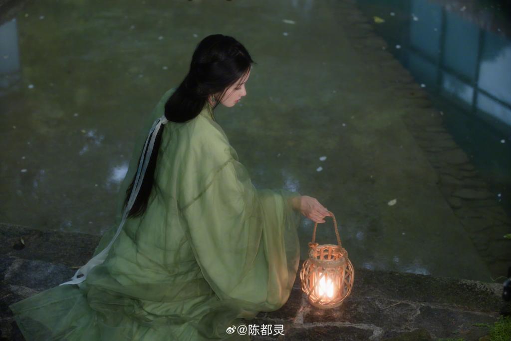 陈都灵穿绿色古装清新淡雅 唇红齿白撩人心