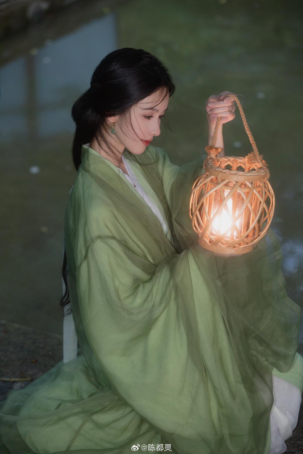 陈都灵穿绿色古装清新淡雅 唇红齿白撩人心