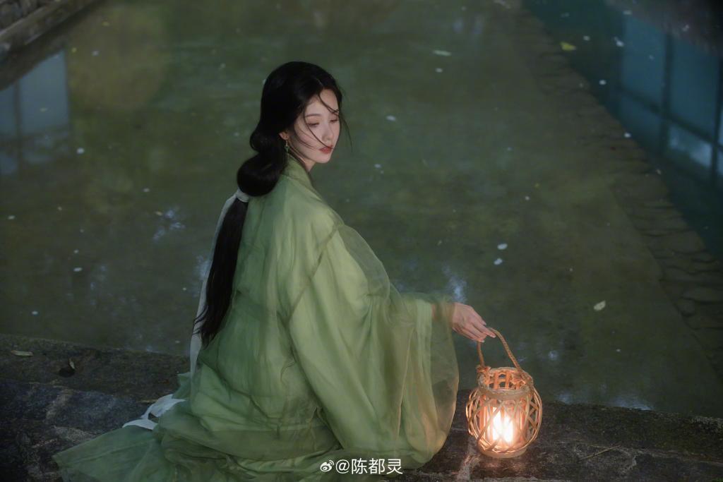 陈都灵穿绿色古装清新淡雅 唇红齿白撩人心