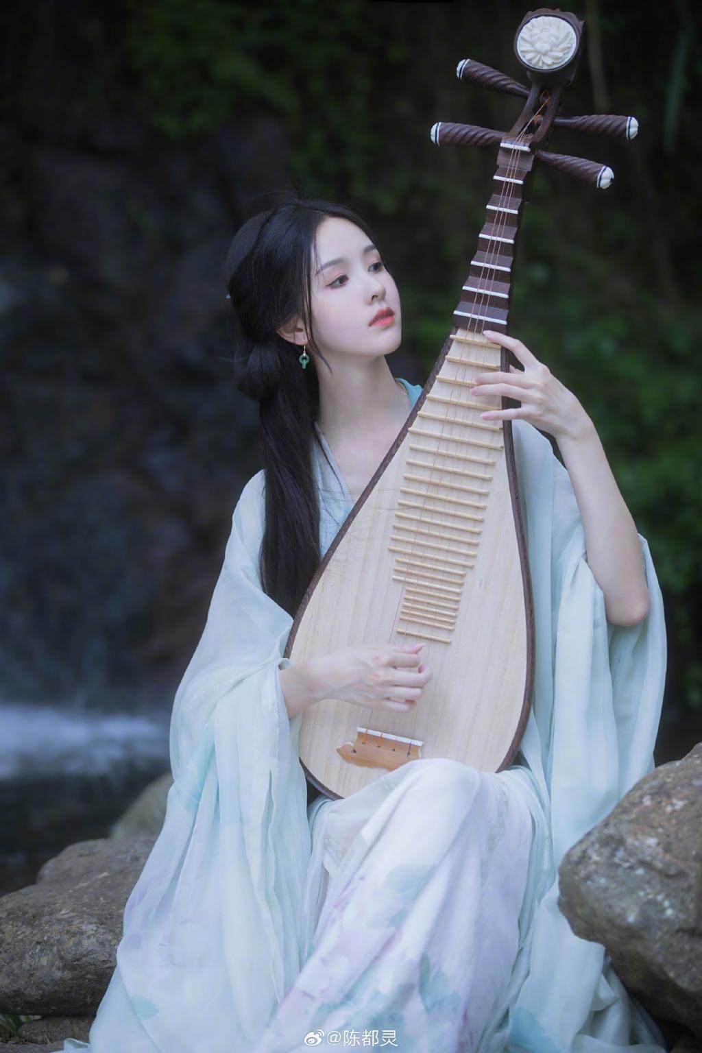 陈都灵穿绿色古装清新淡雅 唇红齿白撩人心