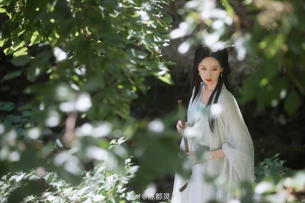 陈都灵穿绿色古装清新淡雅 唇红齿白撩人心