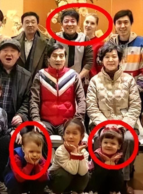 撒贝宁夫妇带龙凤胎吃西餐,俩娃乖巧吃饭不用喂