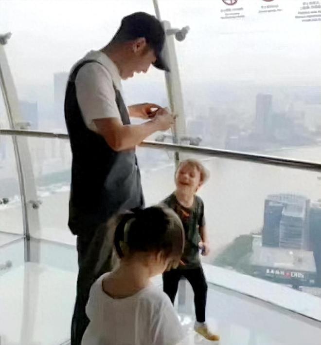 撒贝宁夫妇带龙凤胎吃西餐,俩娃乖巧吃饭不用喂