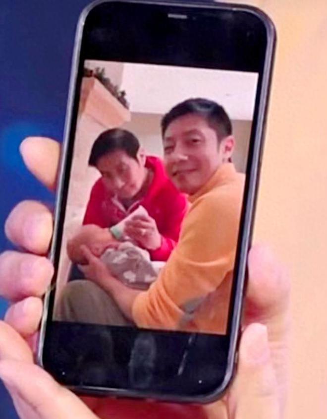 撒贝宁夫妇带龙凤胎吃西餐,俩娃乖巧吃饭不用喂