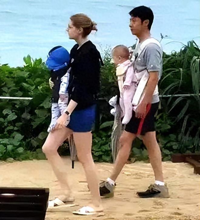 撒贝宁夫妇带龙凤胎吃西餐,俩娃乖巧吃饭不用喂