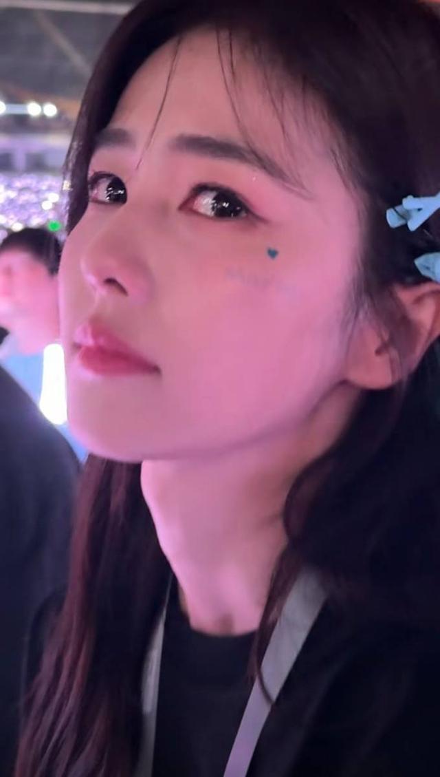 白鹿带闺蜜看五月天演唱会 眼含泪花难掩激动