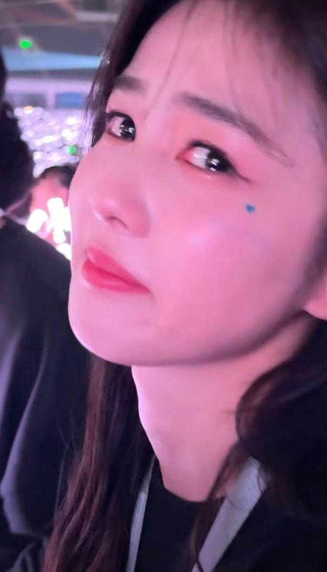 白鹿带闺蜜看五月天演唱会 眼含泪花难掩激动