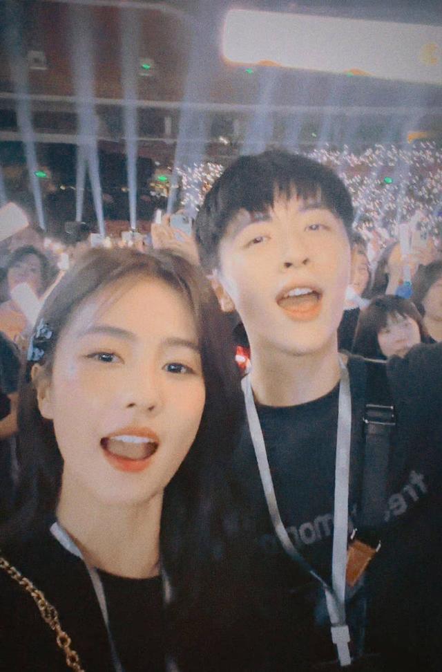 白鹿带闺蜜看五月天演唱会 眼含泪花难掩激动