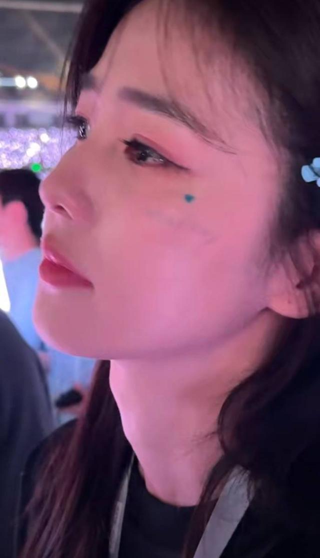 白鹿带闺蜜看五月天演唱会 眼含泪花难掩激动