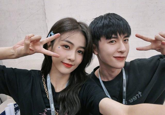 白鹿带闺蜜看五月天演唱会 眼含泪花难掩激动