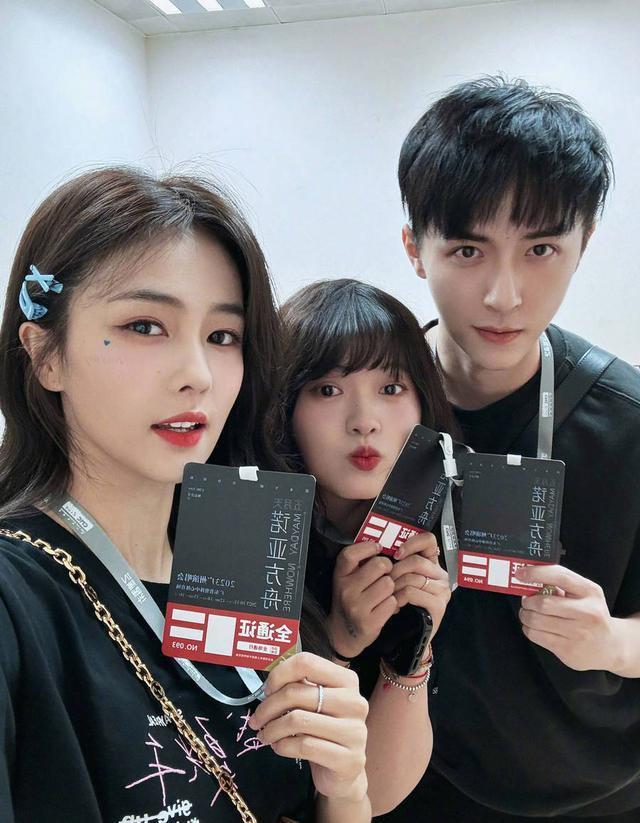 白鹿带闺蜜看五月天演唱会 眼含泪花难掩激动