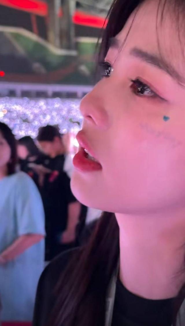 白鹿带闺蜜看五月天演唱会 眼含泪花难掩激动