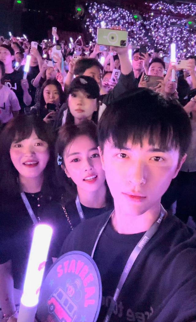 白鹿带闺蜜看五月天演唱会 眼含泪花难掩激动