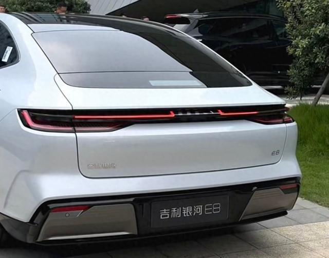 吉利银河 E8 纯电轿车官图发布：溜背设计，搭载 45 英寸 8K 大屏