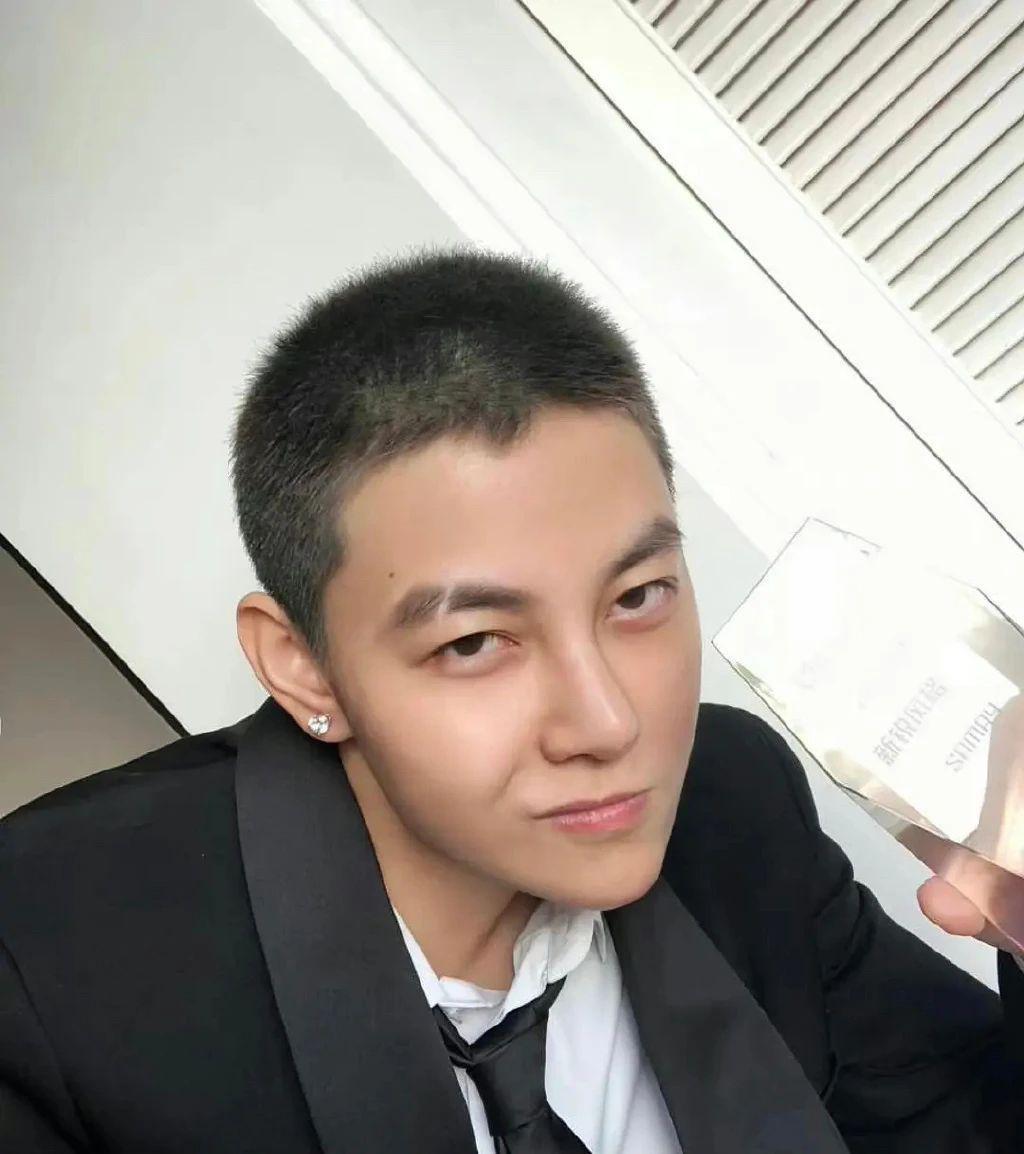 私下恋曝光!密会圈外富豪,整容认不出…