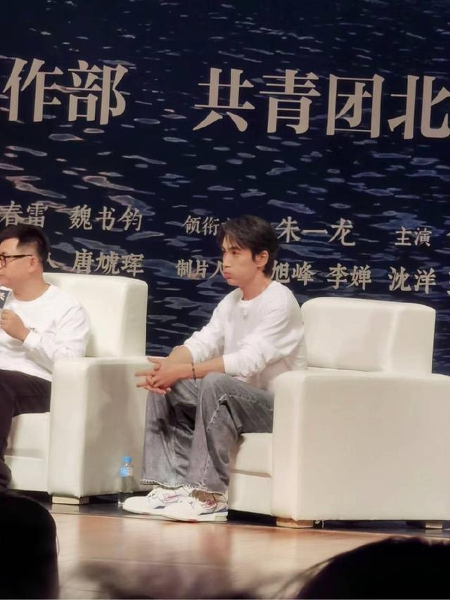 朱一龙现身北大被偶遇 染深空银灰发色秒变潮男